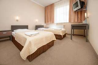 Отель Hotel Jarota Яроцин Двухместный номер с 1 кроватью или 2 отдельными кроватями-1
